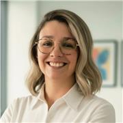 Profesora de inglés con 28 años de experiencia ayudando a adultos a comunicarse con confianza.